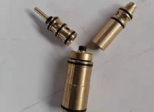 點(diǎn)擊查看詳細(xì)信息<br>標(biāo)題：氣動(dòng)錨桿鉆機(jī)上面氣馬達(dá)閥組 閱讀次數(shù)：1735